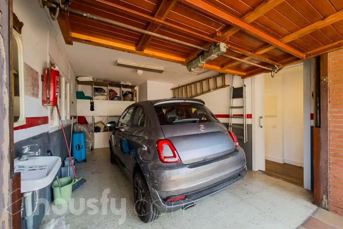 Aparcament de Casa o xalet en venda en Barcelona amb Aire condicionat, Calefacció i Jardí privat