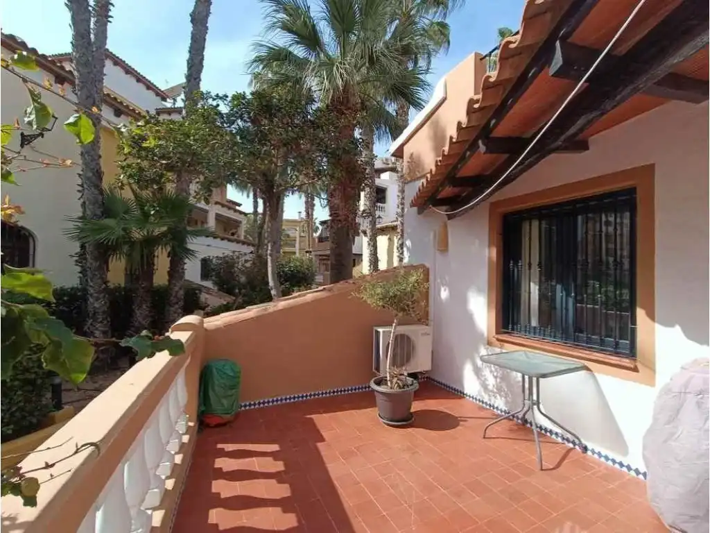 Terrasse von Wohnungen zum Verkauf in Torrevieja mit Klimaanlage und Privatgarten