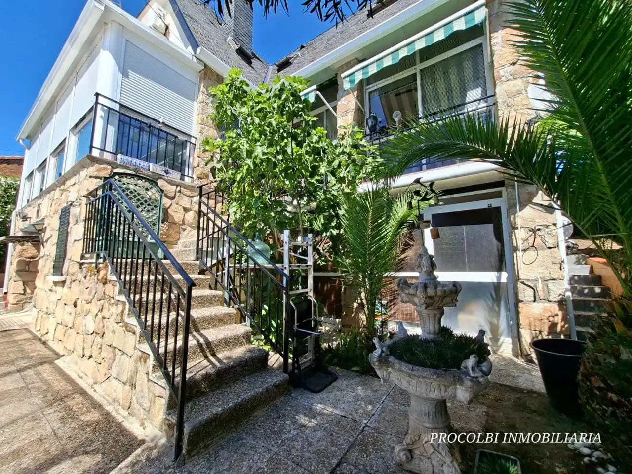 Vista exterior de Casa o xalet en venda en El Casar amb Aire condicionat, Calefacció i Jardí privat