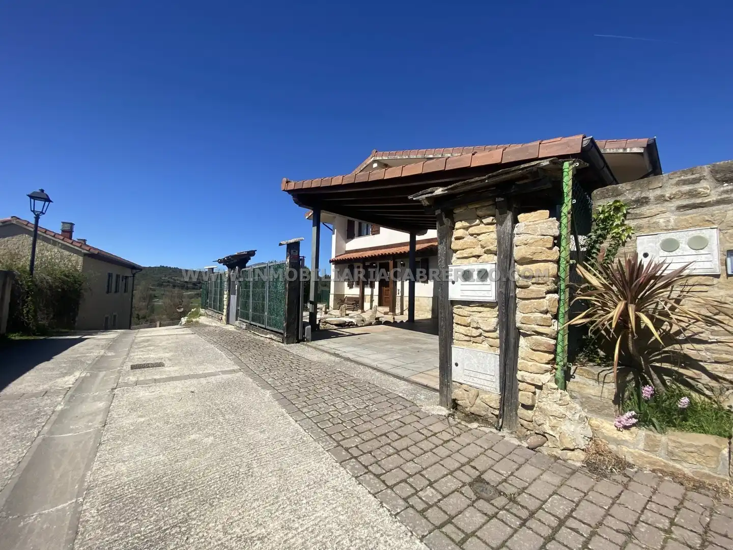 Vista exterior de Casa o chalet en venta en Olóriz / Oloritz con Aire acondicionado, Calefacción y Jardín privado