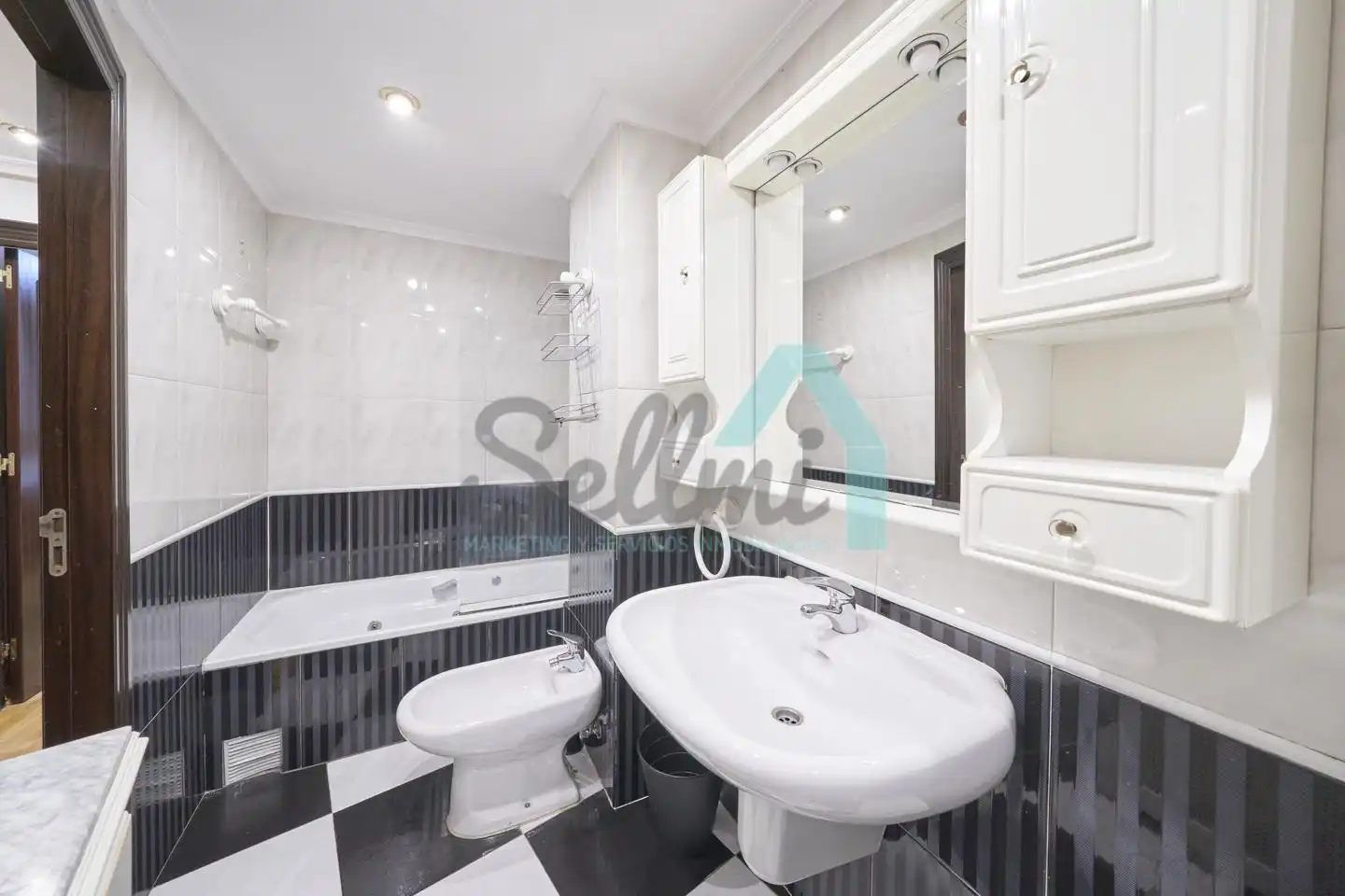 Flat for rent in Félix Aramburu, Auditorio - Seminario - Parque de Invierno