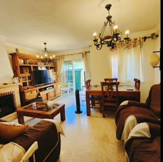 Sala d'estar de Casa adosada en venda en Algeciras
