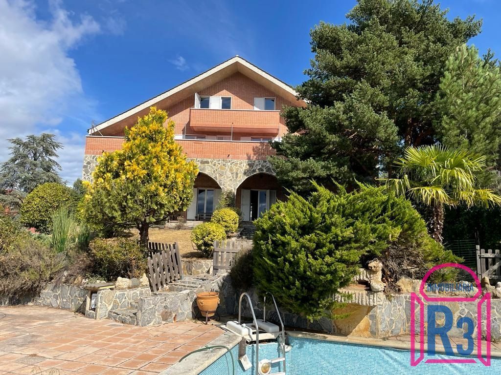 Exterior view of House or chalet for sale in Valdefresno  with Storage room and Swimming Pool