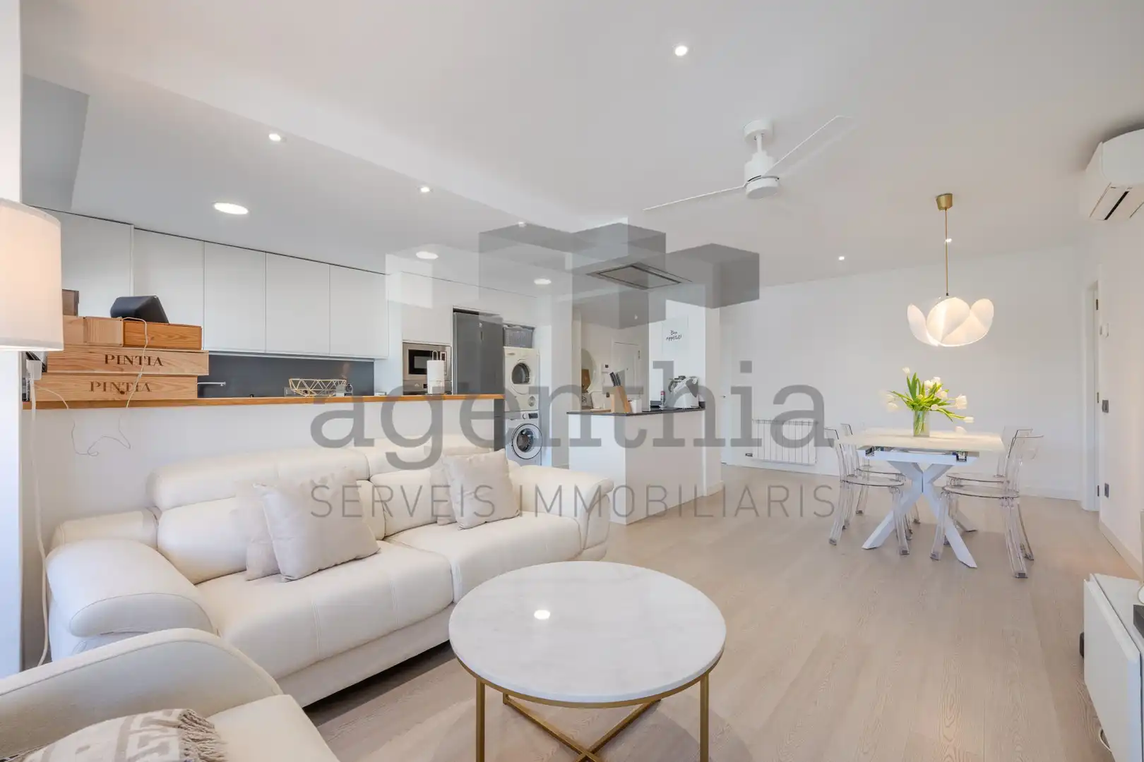 Living room of Flat for sale in Girona  with Air Conditioner, Heating and Balcony