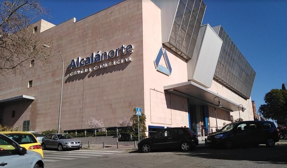 Vista exterior de Local en venda en  Madrid Capital