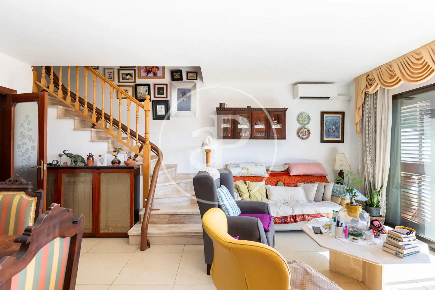 Sala d'estar de Casa adosada en venda en Cerdanyola del Vallès amb Aire condicionat, Calefacció i Jardí privat