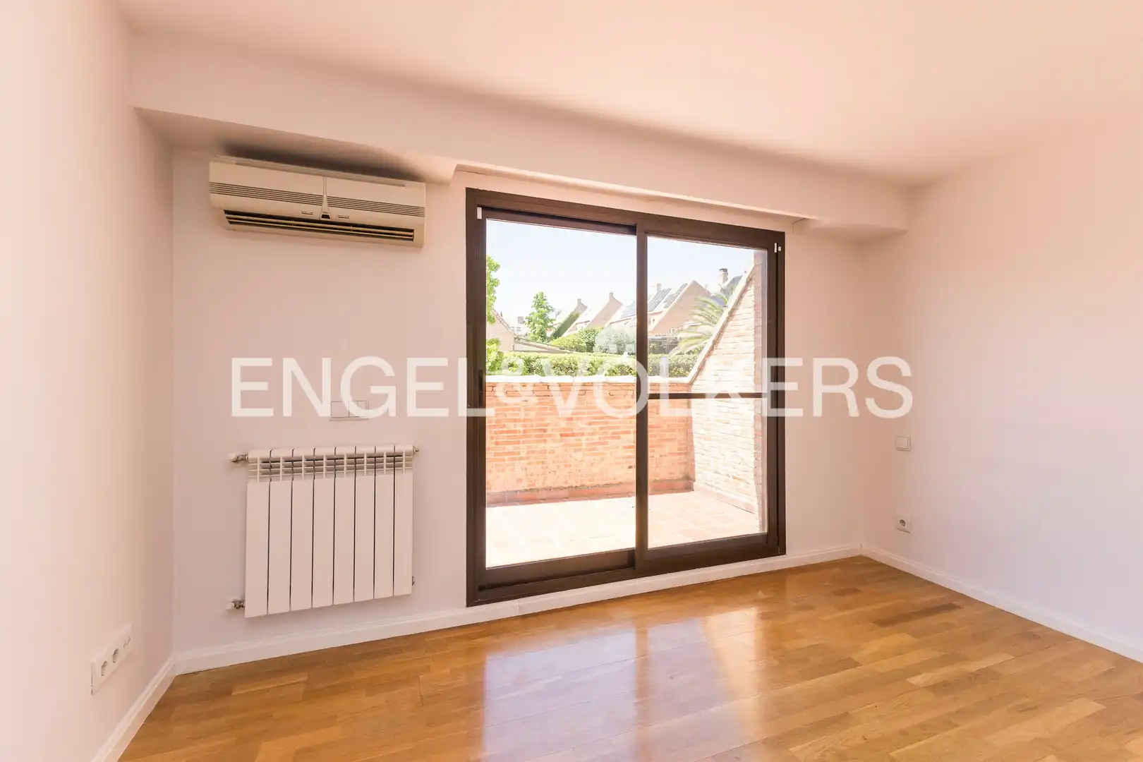 Schlafzimmer von Einfamilien-Reihenhaus zum Verkauf in Villanueva del Pardillo mit Klimaanlage, Heizung und Privatgarten