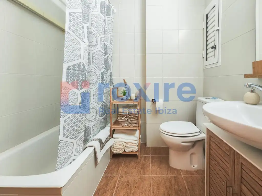 Bany de Apartament de lloguer en Sant Antoni de Portmany amb Aire condicionat, Terrassa i Moblat