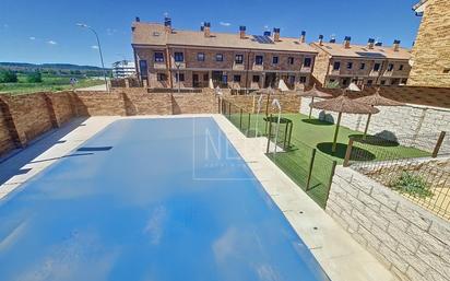 Piscina de Casa adosada en venda en Velilla de San Antonio amb Aire condicionat, Calefacció i Terrassa