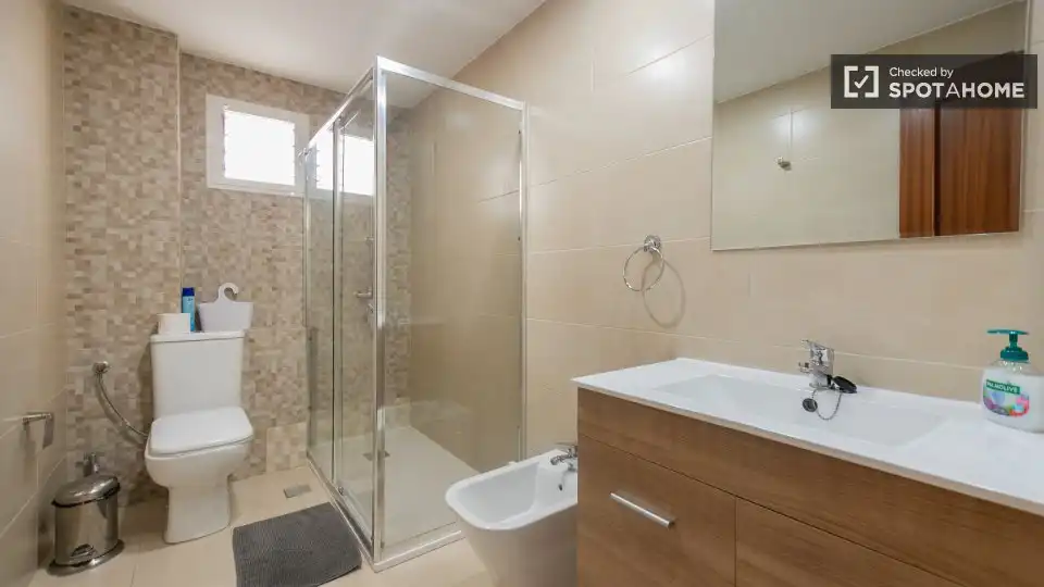 Bathroom of Flat for rent in Camins al Grau