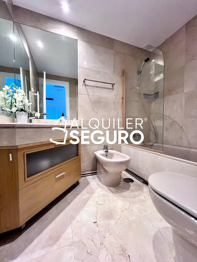 Baño de Piso de alquiler en Madrid con Aire acondicionado, Calefacción y Terraza