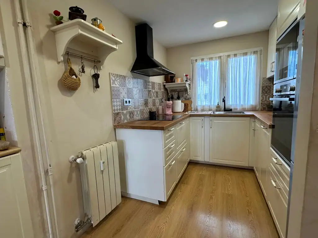 Cuina de Pis en venda en Gijón  amb Calefacció, Parquet i Moblat