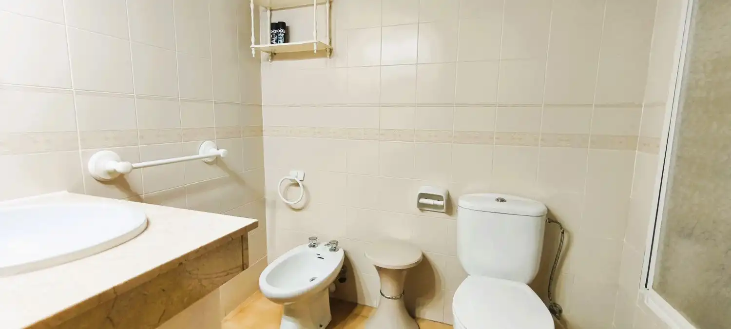 Badezimmer von Wohnungen zum Verkauf in Salou mit Heizung, Terrasse und Möbliert