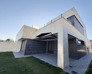 Vista exterior de Casa o xalet en venda en Santa Marta de Tormes amb Calefacció, Terrassa i Traster