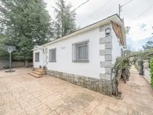 Außenansicht von Haus oder Chalet zum Verkauf in Moralzarzal mit Klimaanlage, Heizung und Abstellraum