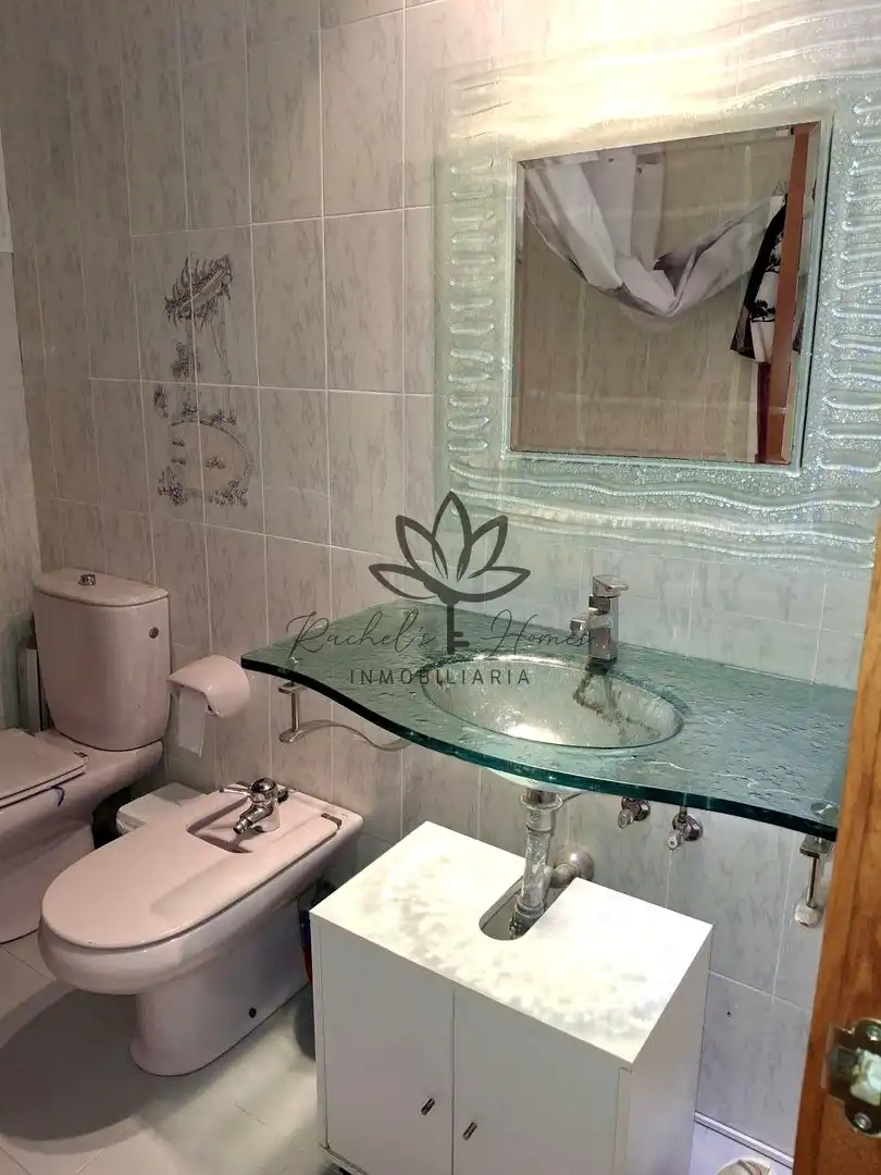 Badezimmer von Einfamilien-Reihenhaus zum Verkauf in Castelldefels mit Klimaanlage, Heizung und Privatgarten
