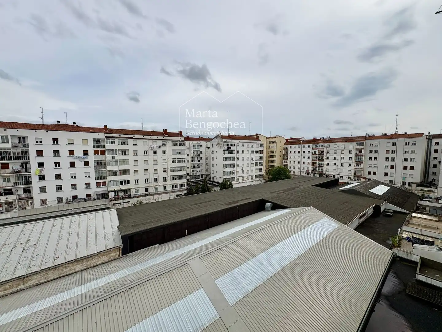 Vista exterior de Pis en venda en Vitoria - Gasteiz amb Calefacció, Terrassa i Traster