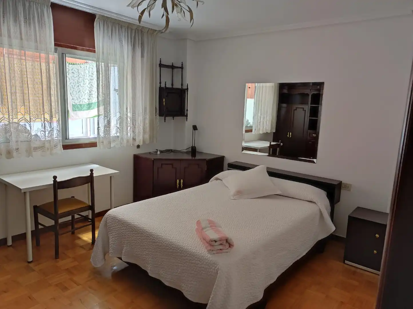Schlafzimmer von Wohnung zur untervermieten in Vigo  mit Heizung, Parkett und Möbliert