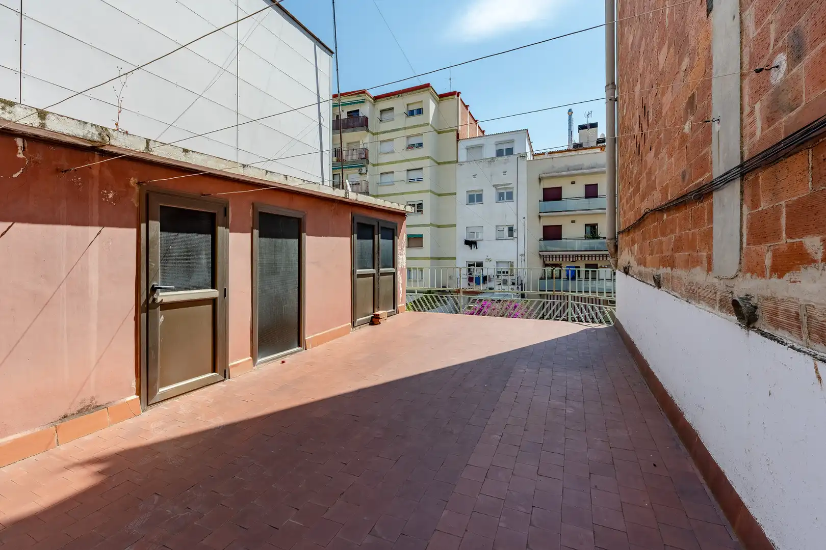 Vista exterior de Casa adosada en venda en Barcelona amb Calefacció, Jardí privat i Terrassa