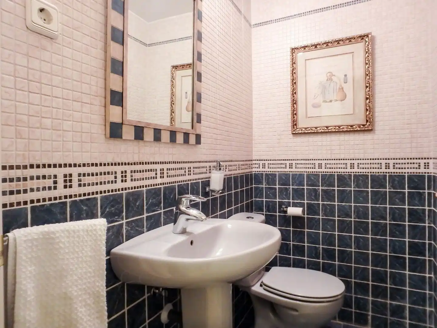 Bathroom of Ground floor for rent in Madrid  with Air Conditioner, Heating and Private garden