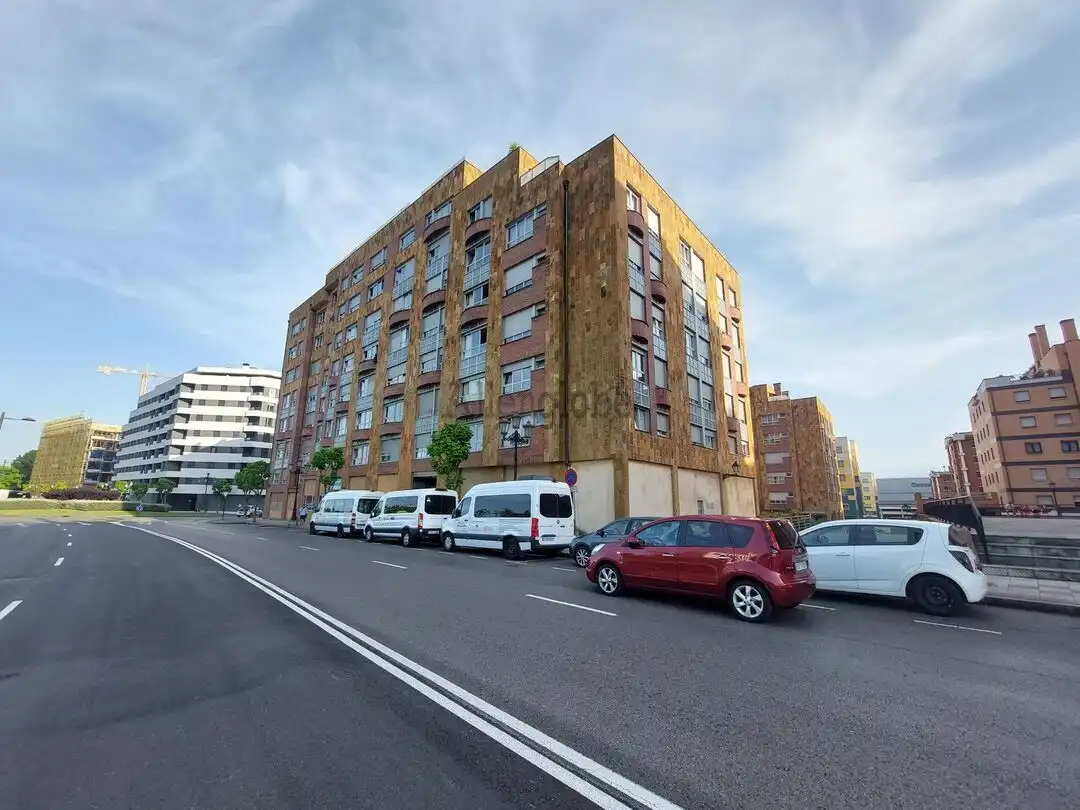 Vista exterior de Pis en venda en Oviedo  amb Calefacció