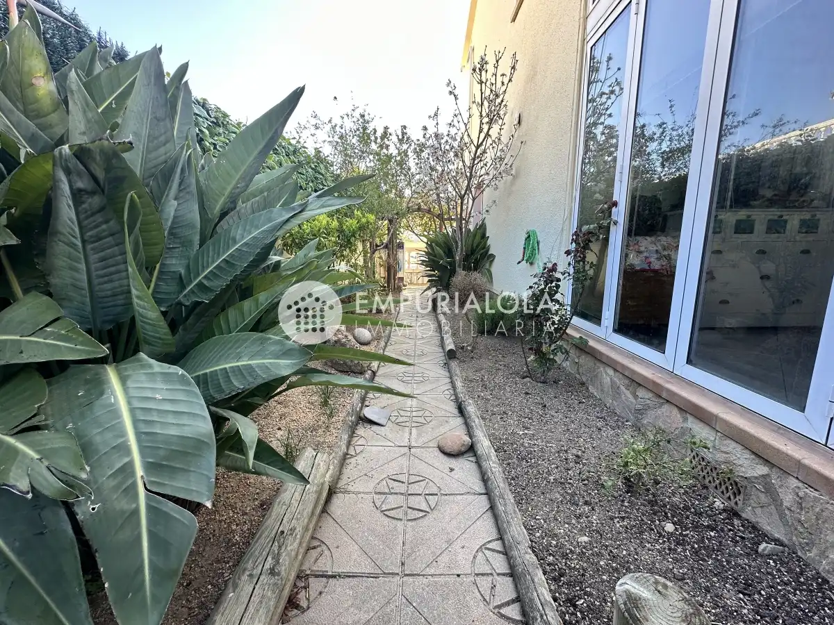 Vista exterior de Casa o xalet en venda en Empuriabrava amb Aire condicionat, Jardí privat i Piscina