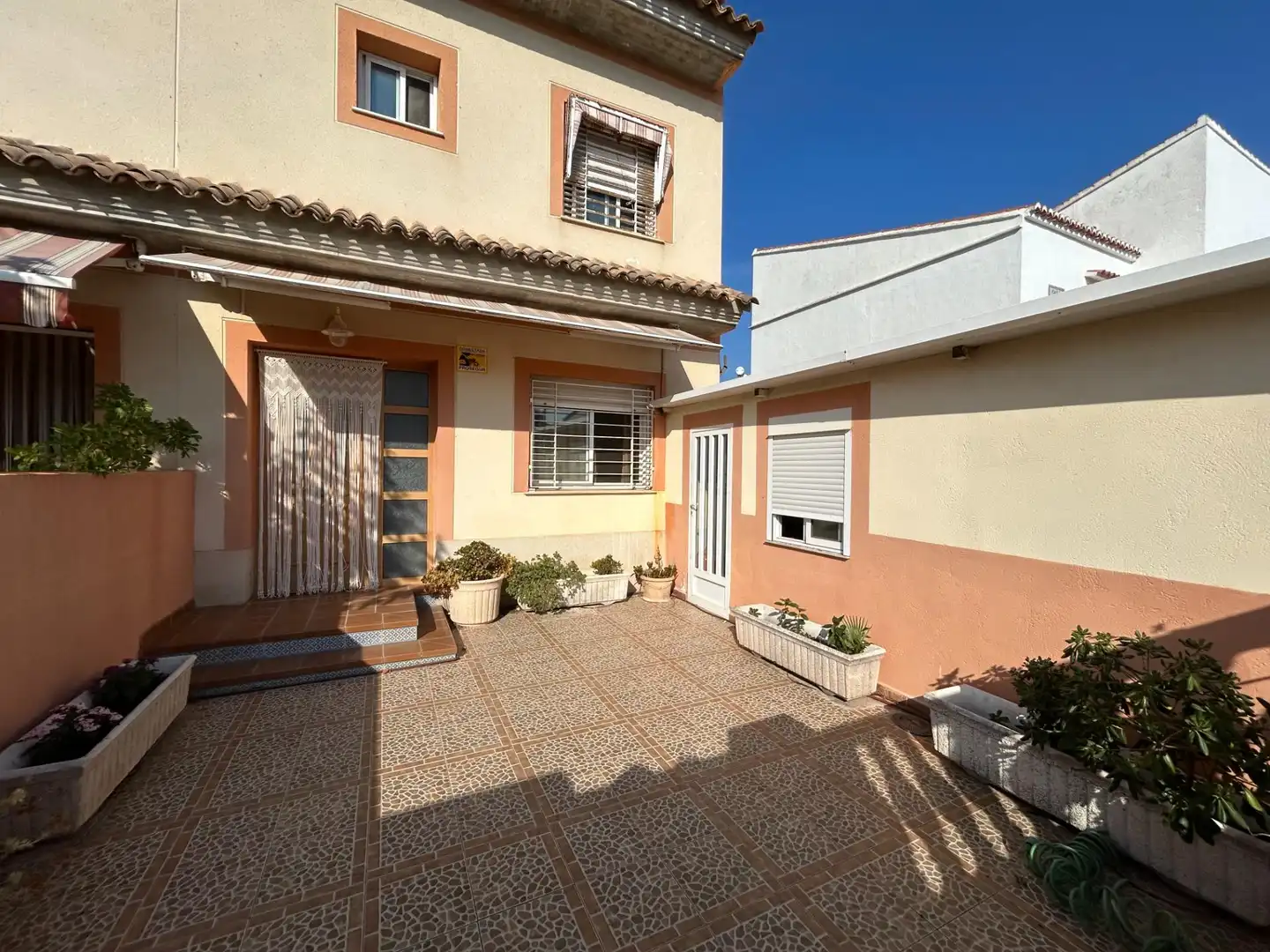 Außenansicht von Einfamilien-Reihenhaus zum Verkauf in Cullera mit Klimaanlage, Privatgarten und Terrasse