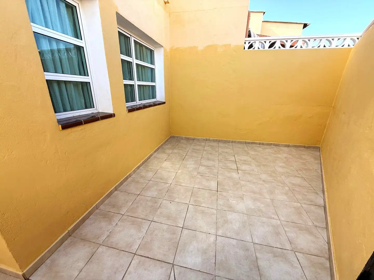 Terrasse von Einfamilien-Reihenhaus zum Verkauf in Pájara mit Privatgarten, Terrasse und Möbliert