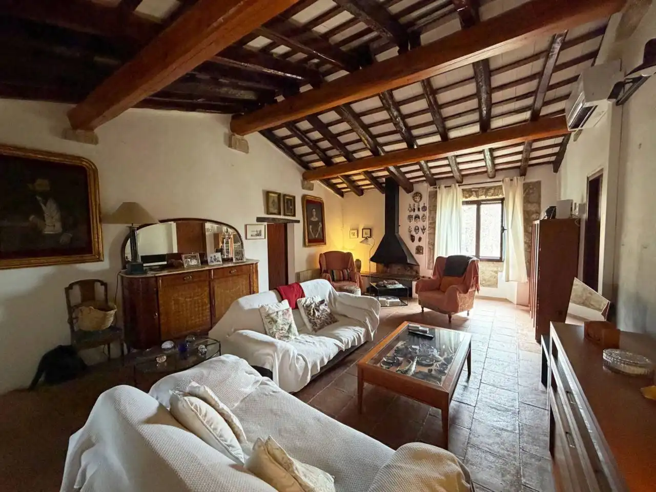 Sala d'estar de Finca rústica en venda en La Tallada d'Empordà amb Aire condicionat, Calefacció i Jardí privat