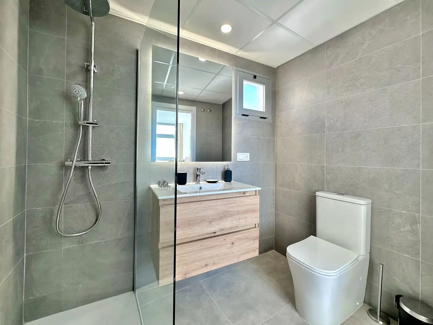 Badezimmer von Dachboden zum Verkauf in Almuñécar mit Klimaanlage, Terrasse und Schwimmbad