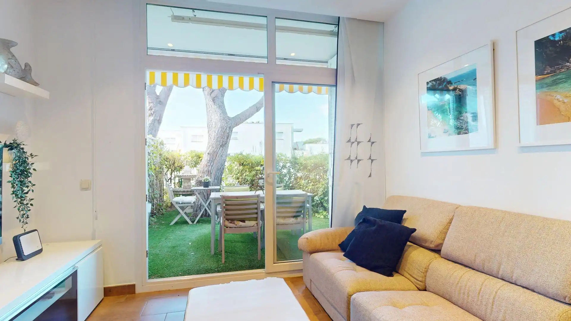 Sala de estar de Casa adosada en venta en Castell d'Aro, Platja d'Aro i s'Agaró con Aire acondicionado, Calefacción y Jardín privado