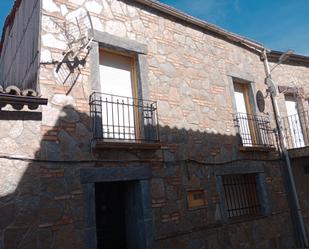 Vista exterior de Casa adosada en venda en Valdastillas amb Jardí privat i Balcó