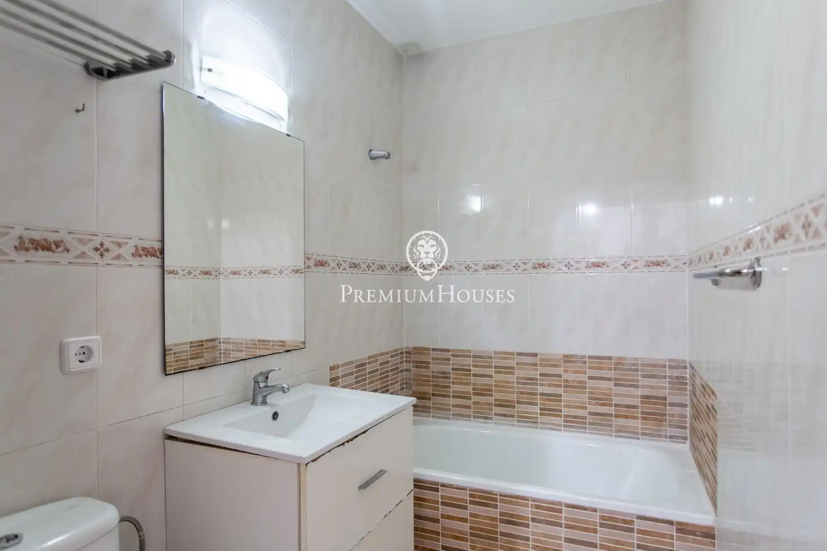 Badezimmer von Einfamilien-Reihenhaus zum Verkauf in Canet de Mar mit Klimaanlage, Heizung und Terrasse