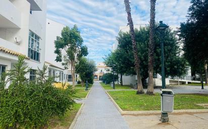 Vista exterior de Apartament en venda en Chiclana de la Frontera amb Jardí privat