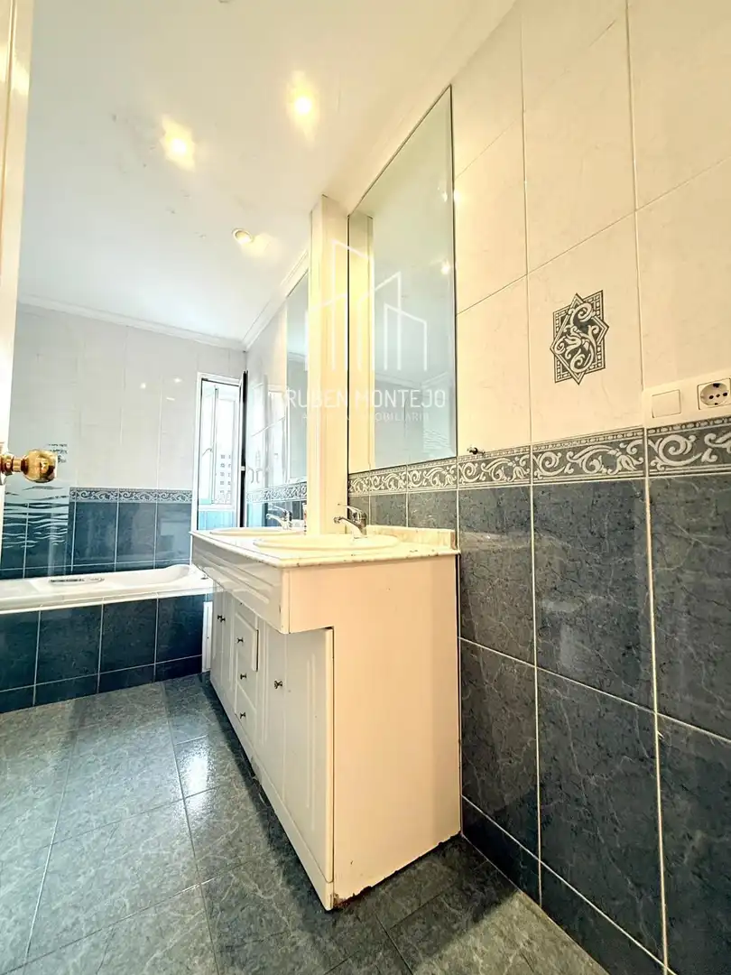 Bathroom of Flat for sale in Salamanca  with Heating, Oven and Washing machine