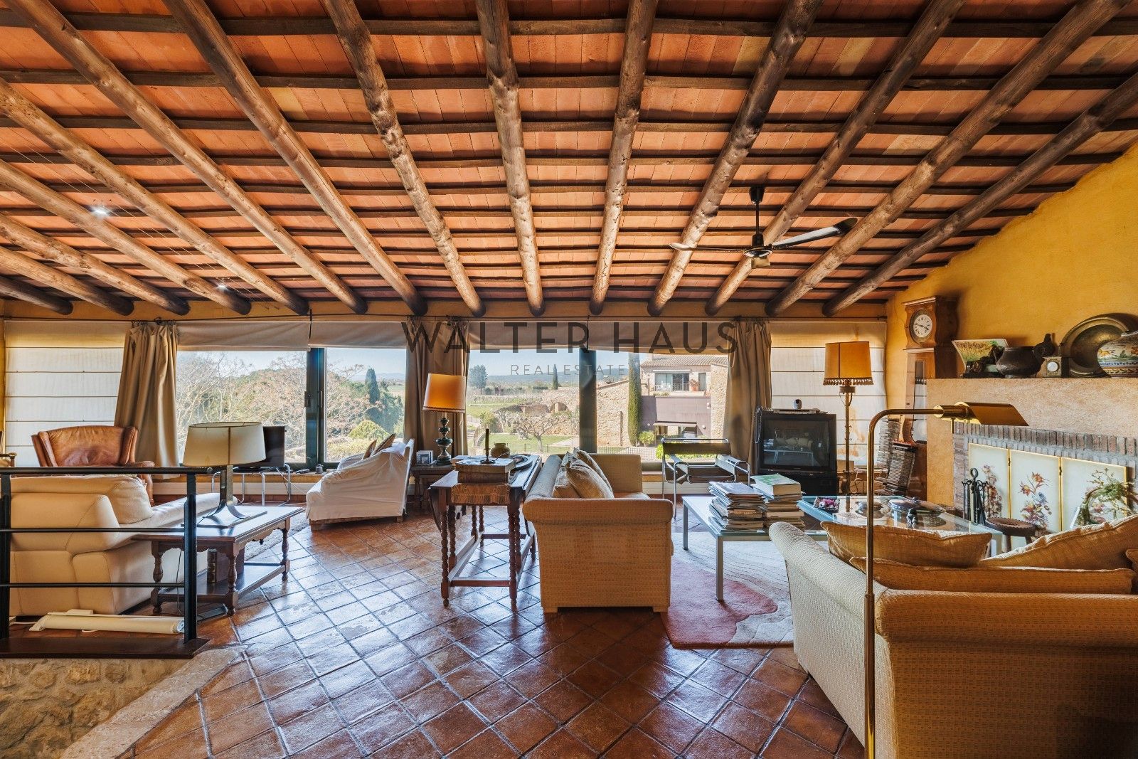 Sala d'estar de Finca rústica en venda en L'Escala amb Calefacció, Jardí privat i Terrassa