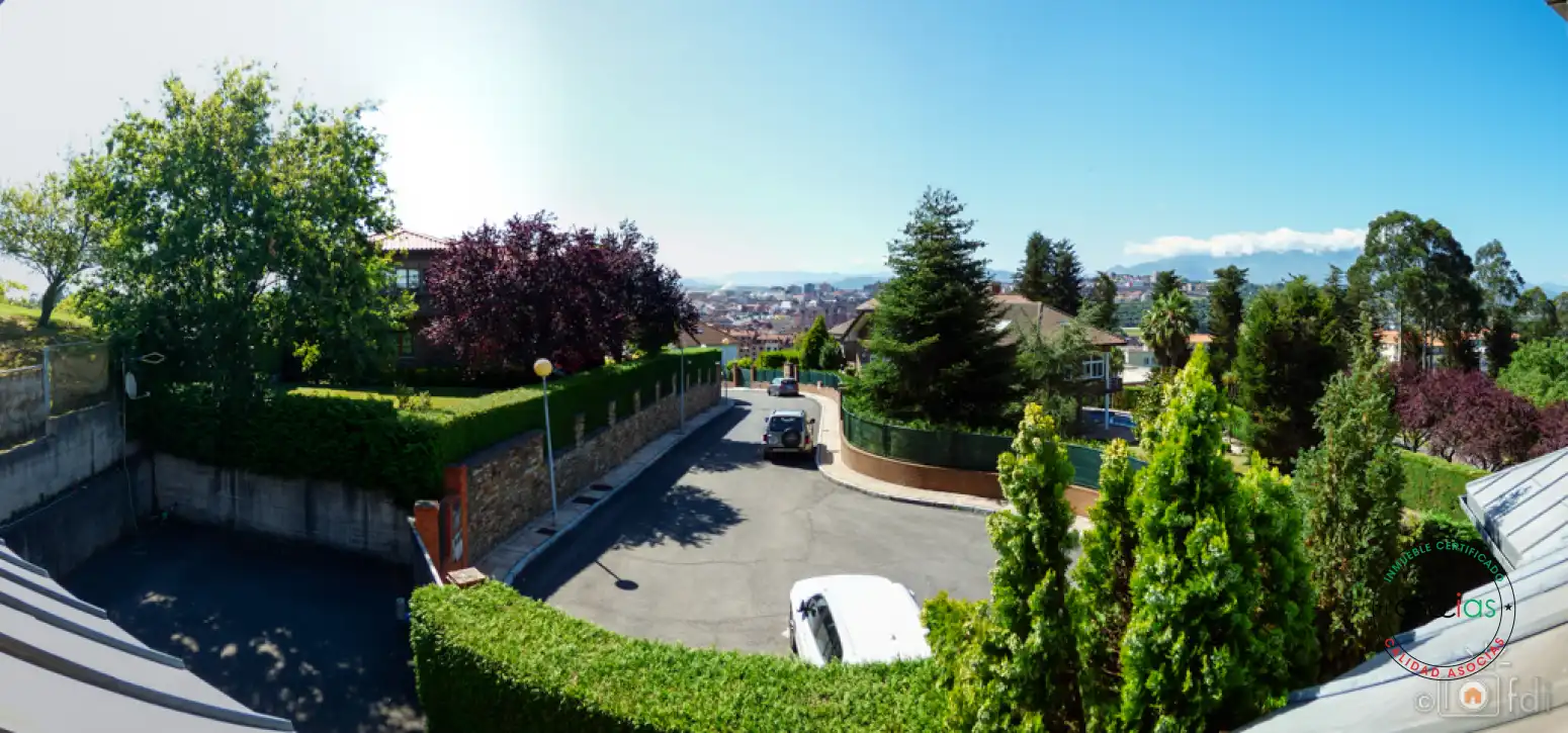 Vista exterior de Casa o xalet en venda en Oviedo  amb Calefacció, Jardí privat i Parquet