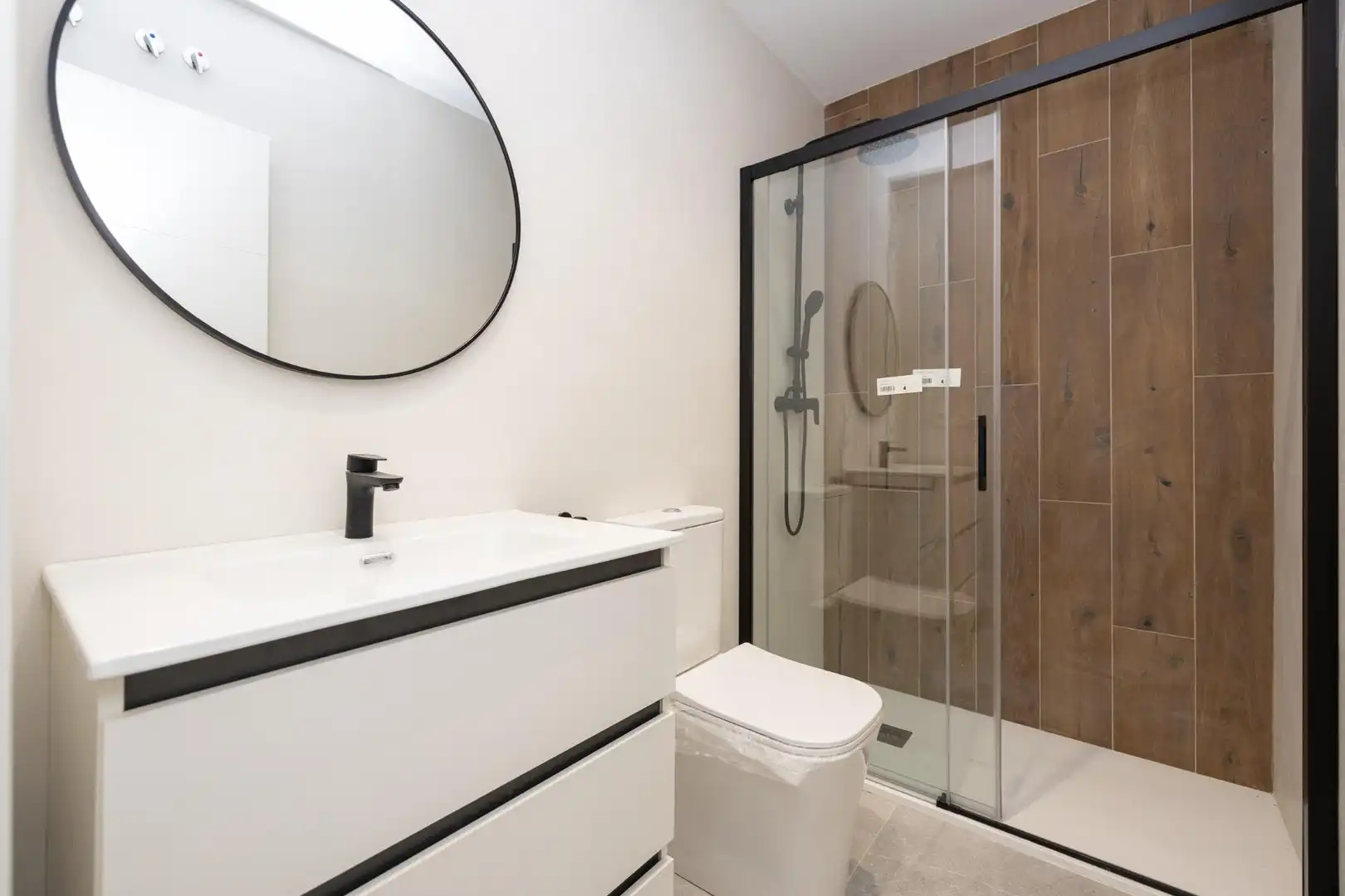 Bathroom of Flat for sale in Granada  with Air Conditioner, Heating and Furnished