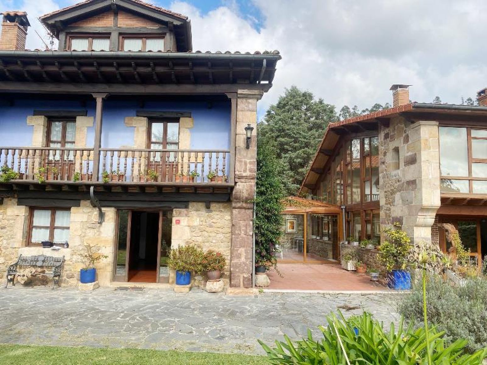 Vista exterior de Casa o xalet en venda en Cabezón de la Sal amb Calefacció, Jardí privat i Parquet
