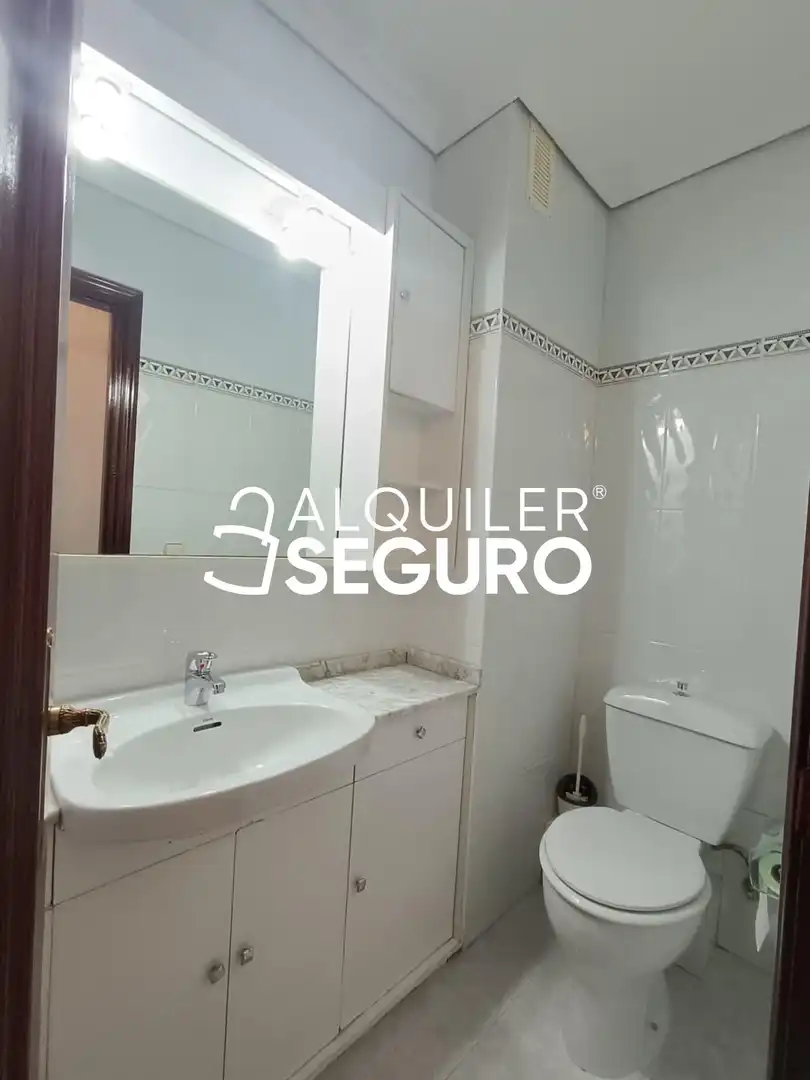 Bathroom of Flat for rent in Madrid  with Air Conditioner, Heating and Terrace