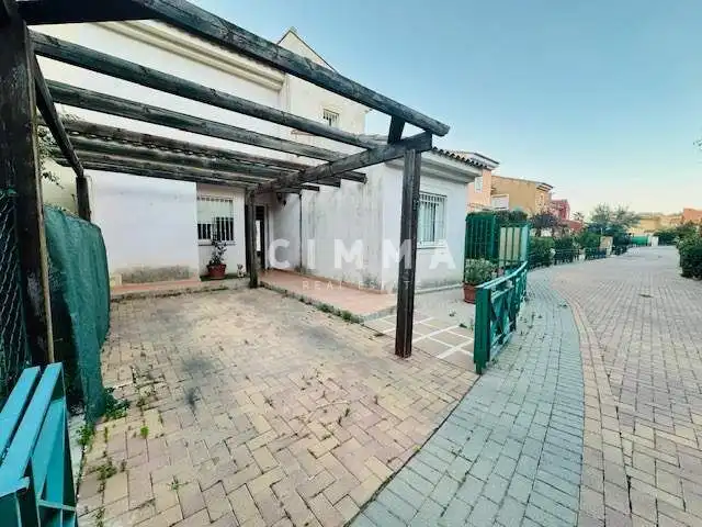 Vista exterior de Casa adosada en venda en Polop amb Calefacció, Jardí privat i Terrassa