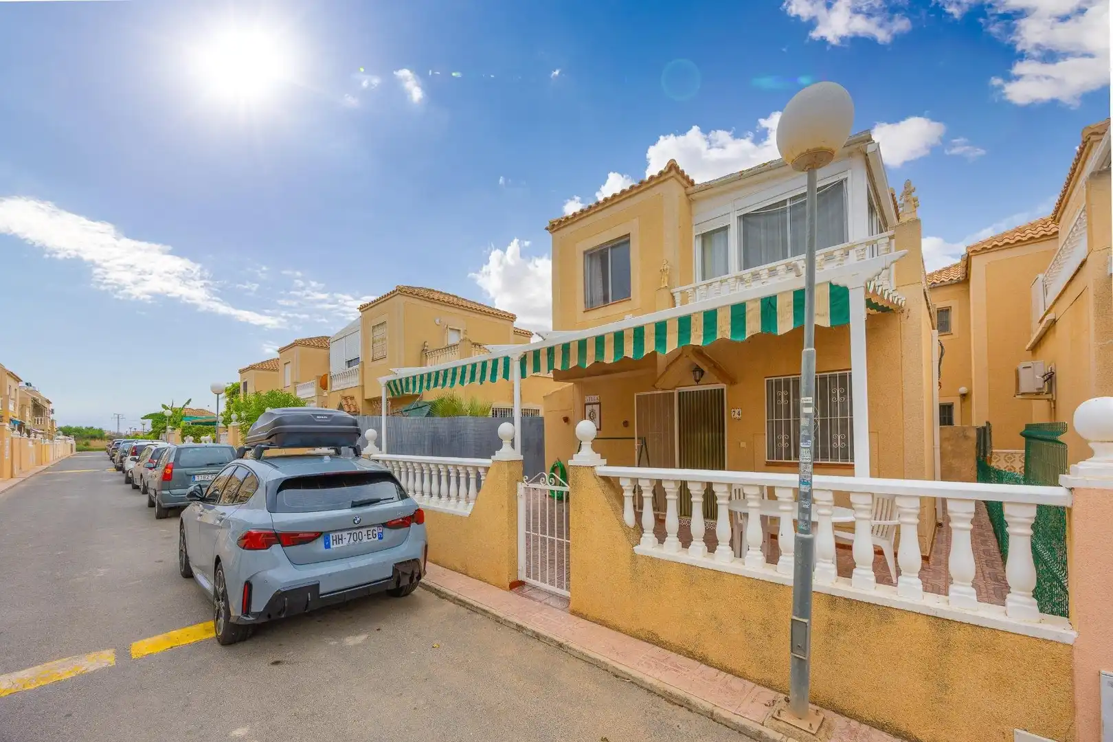 Vista exterior de Casa o xalet en venda en Torrevieja amb Aire condicionat, Jardí privat i Piscina