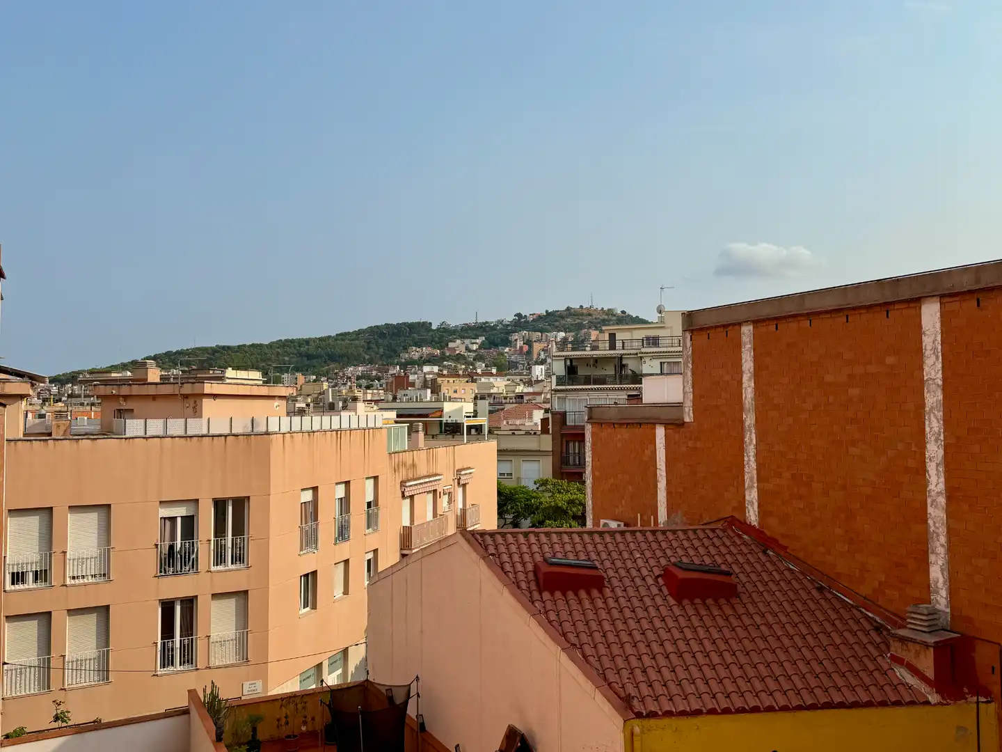 Vista exterior de Casa adosada en venda en Barcelona amb Aire condicionat, Calefacció i Jardí privat