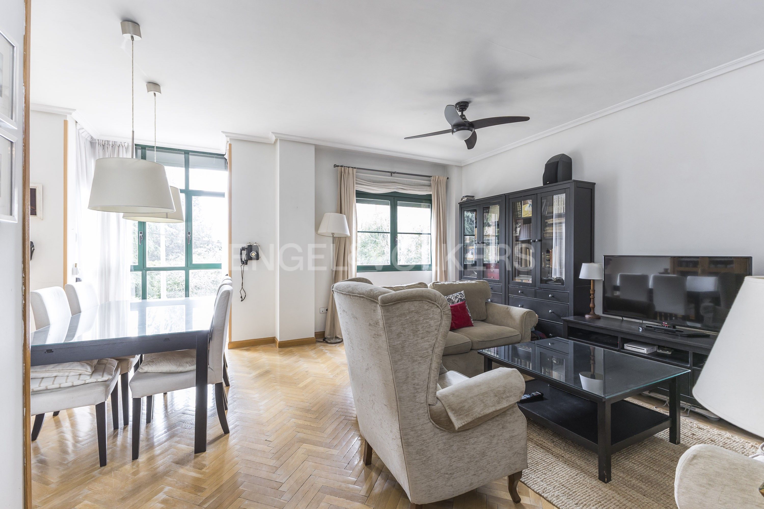 Sala d'estar de Apartament en venda en  Madrid Capital amb Aire condicionat, Calefacció i Piscina