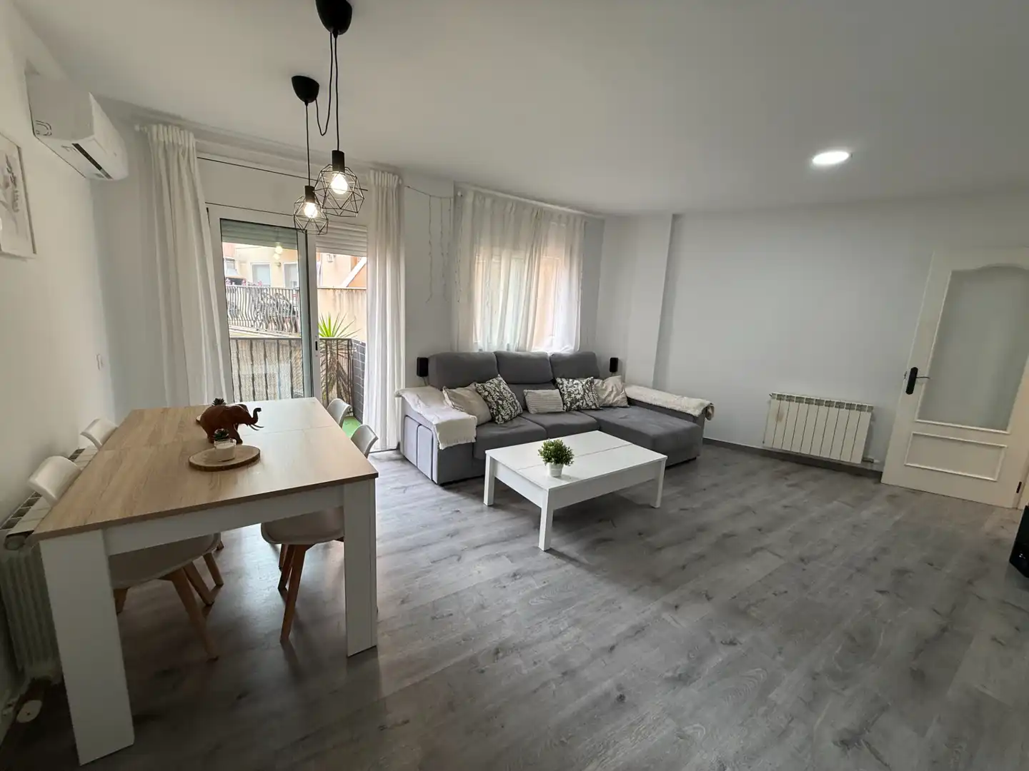Sala de estar de Piso en venta en Olesa de Montserrat con Aire acondicionado, Calefacción y Parquet