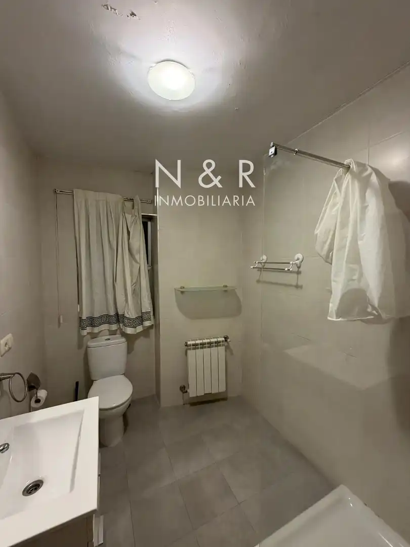 Baño de Piso de alquiler en Santiago de Compostela  con Calefacción y Amueblado