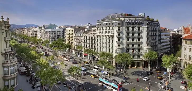 Außenansicht von Garage zum Verkauf in Barcelona mit Alarm