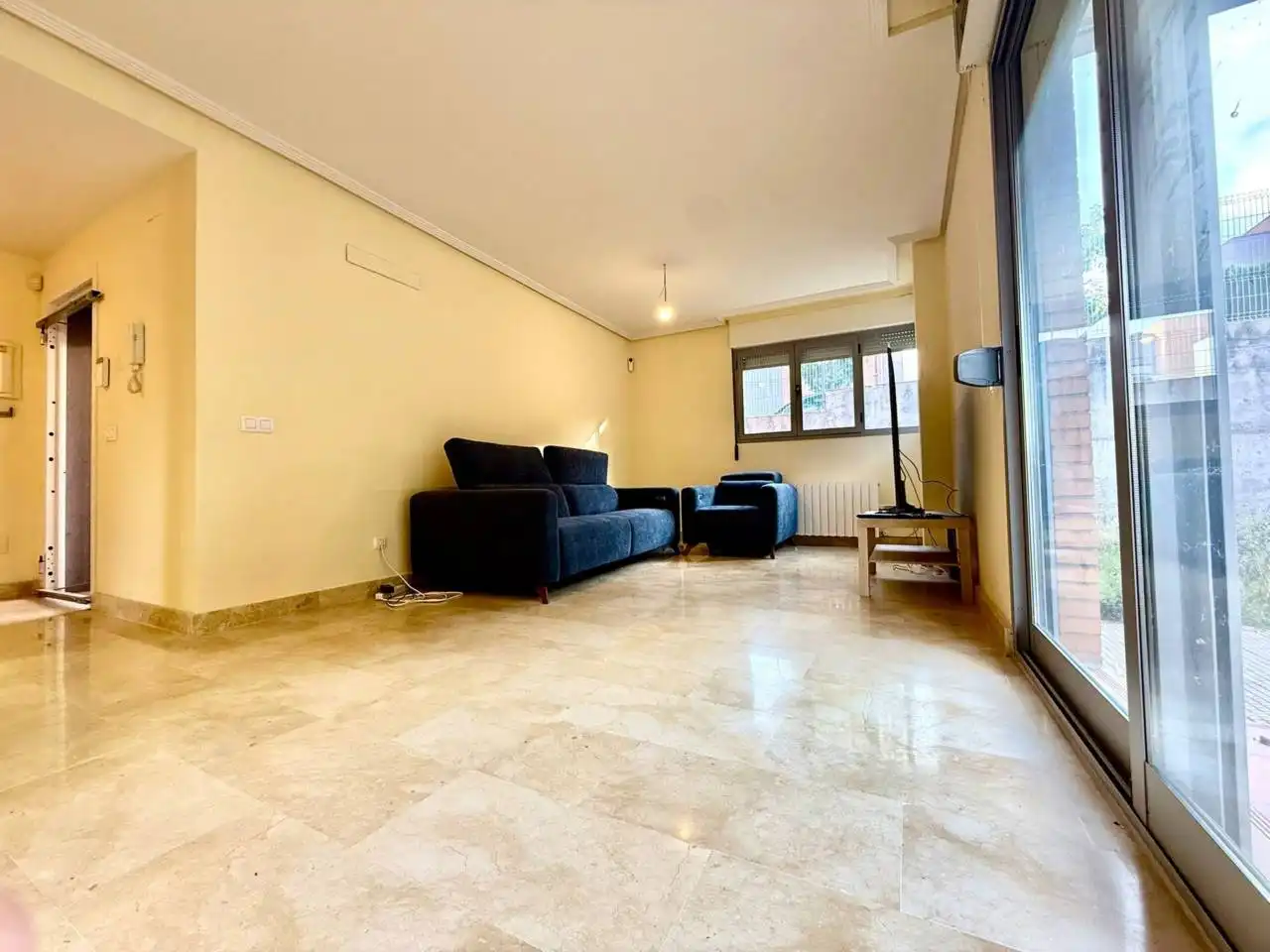 Sala de estar de Casa adosada en venta en Bargas con Calefacción, Jardín privado y Alarma
