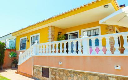 Vista exterior de Casa o xalet en venda en Torrevieja amb Aire condicionat, Terrassa i Piscina