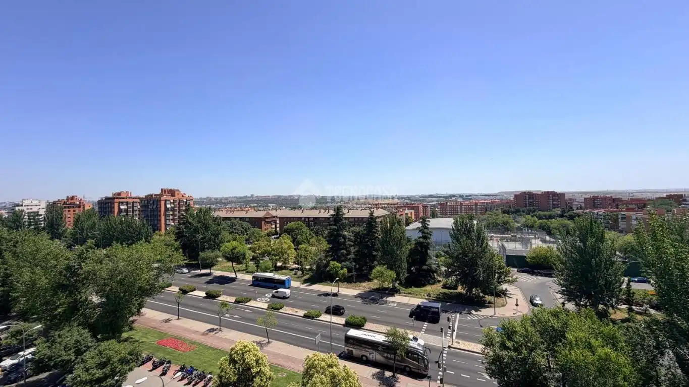 Vista exterior de Pis en venda en Madrid amb Calefacció, Parquet i Terrassa